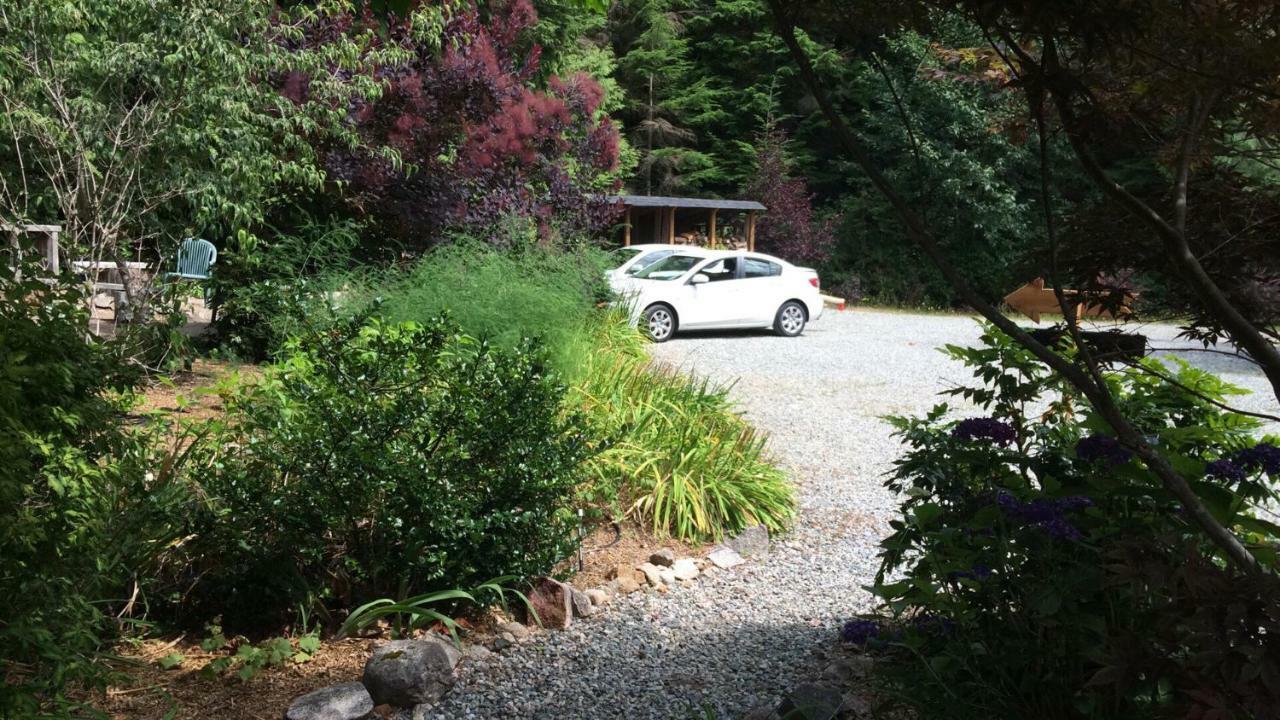 Secret Cove Cottage Suites Halfmoon Bay Exterior photo