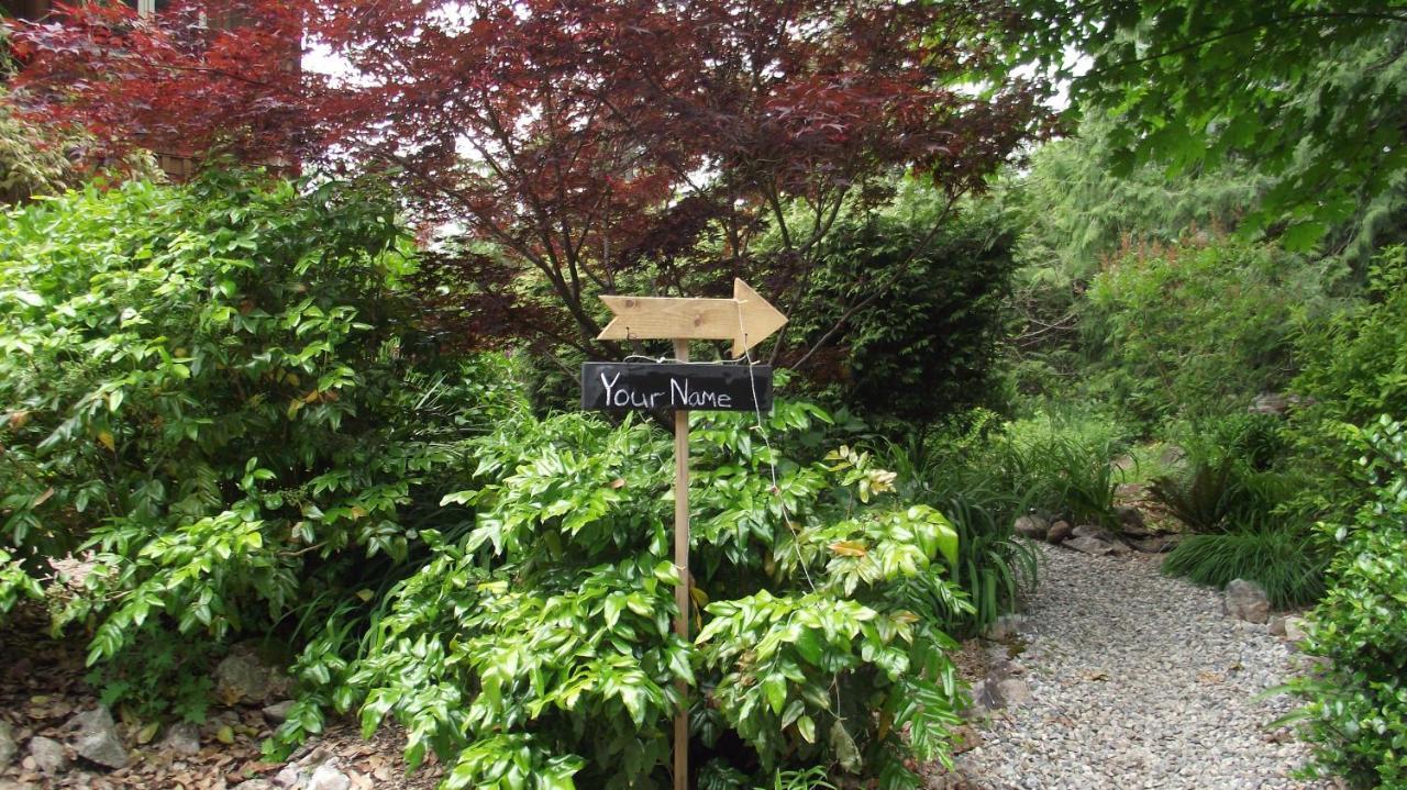 Secret Cove Cottage Suites Halfmoon Bay Exterior photo