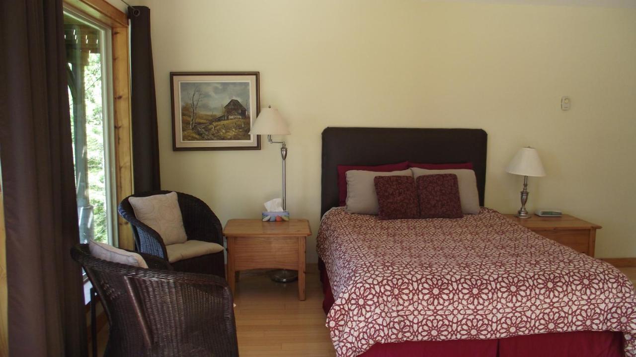 Secret Cove Cottage Suites Halfmoon Bay Exterior photo